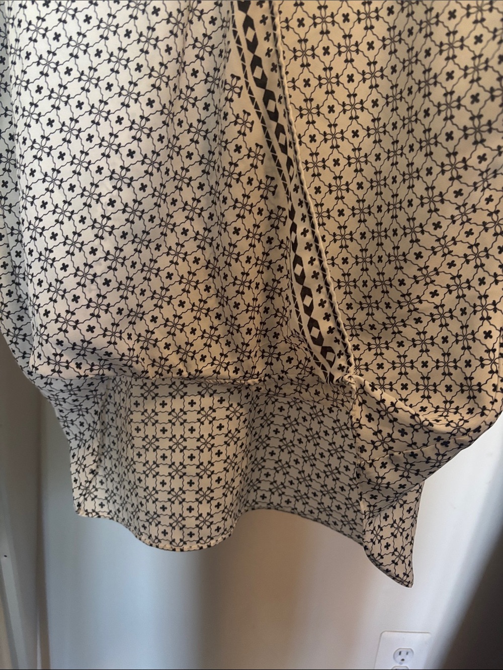 Max Studio Cream and Black Geometric V-Neck Tunic - Picture 4 of 8
